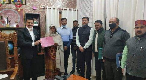 पिछड़ा वर्ग शादी अनुदान योजना से लाभान्वित हुई मंगला