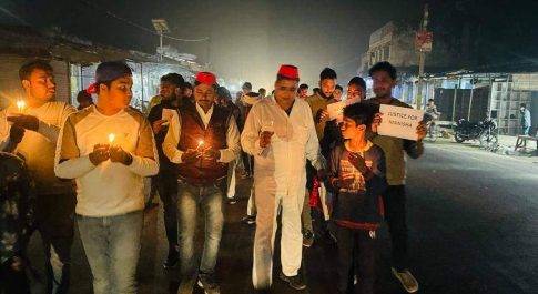 हाथरस में दलित बच्ची से सामूहिक दुष्कर्म के बाद हत्या को लेकर सपा कार्यकर्ताओं का कैंडल मार्च निकाला