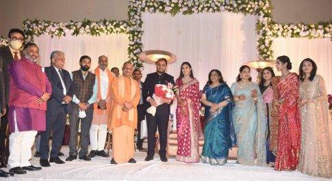 लखनऊ स्थित बीबीडी बैडमिंटन अकादमी में आयोजित प्रीतिभोज में पहुंचकर मुख्यमंत्री योगी आदित्यनाथ ने नववाहित जोड़े विराज सागर दास व देवांशी दास को आशीर्वाद दिया