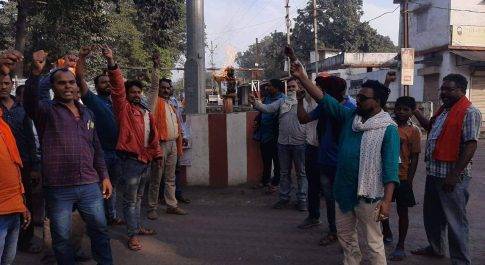 भूविस्थापितों ने किसान विरोधी सीएमडी का फूंका पुतला, कहा : नियमित रोजगार से कम, कुछ मंजूर नहीं, खदान बंदी से एसईसीएल को अभी तक 100 करोड़ का नुकसान