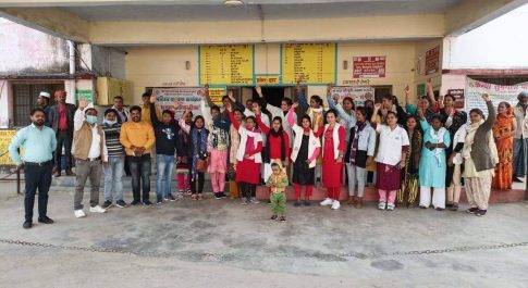 डीएम के आश्वासन के बावजूद छठवें दिन भी भी जारी संविदाकर्मियों का धरना