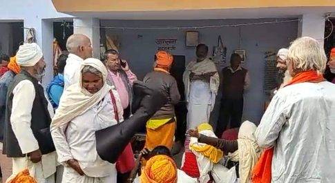 राम विवाह मेले में आये साधू , सन्यासियों को कम्बल व दक्षिणा देकर की गई बिदाई