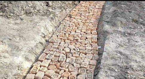 ग्राम पंचायत रंजीतबोझा मे पीले ईंटों से हो रहा है नाली निर्माण संबंधी जानकारी मौन