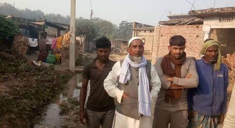 ब्लॉक मुख्यालय जाने वाली सड़क मार्ग की हालत दयनीय ,सड़क पर गंदा पानी व कीचड़ से लोगों का पैदल निकलना हुआ दुश्वार