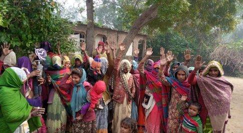 बाल विकास परियोजना अंतर्गत गर्भवती महिलाओं को 4 महीने से नहीं वितरण किया गया बाल पोषाहार लाभार्थियों ने आंगनबाड़ी पर किया प्रदर्शन
