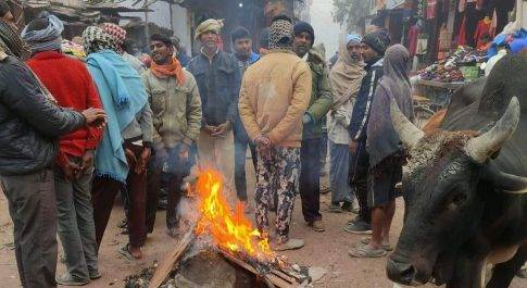 भारत नेपाल सीमावर्ती क्षेत्र में शीतलहर को देखते हुए ग्राम प्रधान द्वारा कस्बे में कई जगह अलाव जलवाये