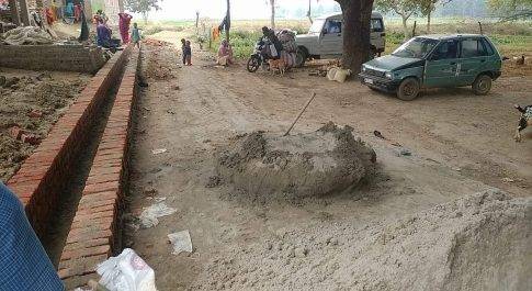 नाली निर्माण हो रहा है पीले ईटों का प्रयोग, जेब भरने में लगे हैं संबंधित अधिकारी