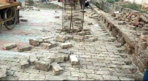 नए और पुराने ईंटों से हो रही है शहर मे इंटरलॉकिंग ,चेयरमैन सहित विभाग खा रहा है 40 प्रतिशत की मलाई