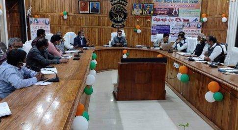 राष्ट्रीय स्वास्थ्य मिशन संविदा कर्मचारी संघ के पदाधिकारियों के साथ डीएम ने की बैठक डीएम की अपील पर कार्य पर लौटने को राजी हुए संविदा कर्मचारी