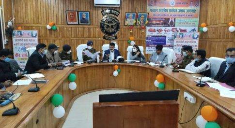 निर्वाचन सम्बन्धी व्यवस्थाओं के लिए प्रभारी अधिकारियों के साथ डीएम ने की बैठक