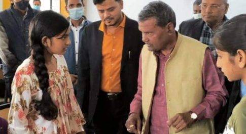 समाज कल्याण मंत्री ने किया आश्रम पद्धति विद्यालय रिसिया का निरीक्षण