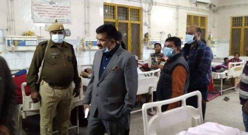 डीएम ने देर रात किया जिला चिकित्सालय का निरीक्षण रैन बसेरे का जाना हाल