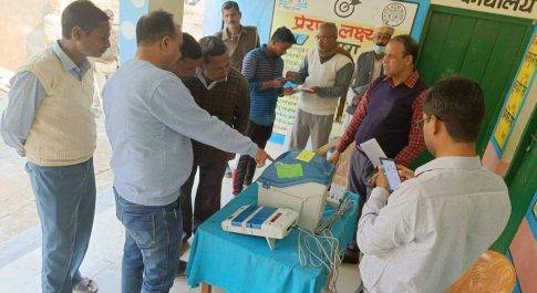 मतदान केन्द्र सिंहपुर मे आयोजित हुआ ई.वी.एम. व वी.वी. पैट जागरूकता कार्यक्रम