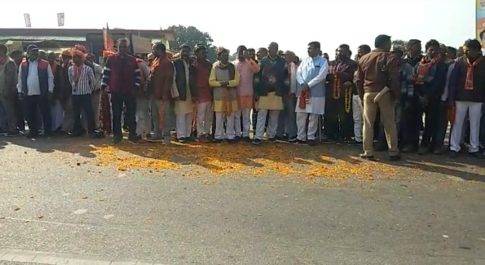 जनविश्वास यात्रा का हुआ भव्य स्वागत, कार्यकर्ताओ ने जमकर बरसाये फूल