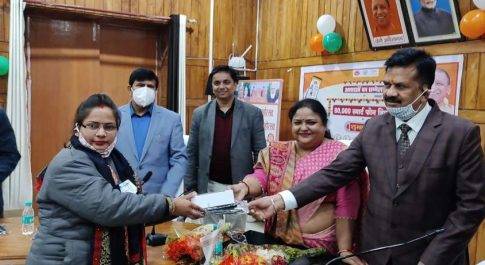 मुख्यमंत्री के हाथों प्रदेश की आशाओं को मिली स्मार्ट फोन की सौगात