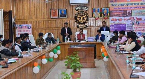 जल शक्ति मंत्री डॉ. महेन्द्र सिंह ने अधिकारियों के साथ की बैठक