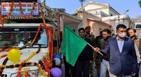 सड़क सुरक्षा सप्ताह के अवसर पर डीएम ने रवाना किया जागरूकता रथ