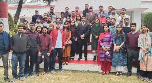 डीएम से शिष्टाचार भेंट के लिए जिलाधिकारी आवास पहुॅचे प्रशिक्षु प्रशासनिक अधिकारी