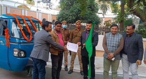 प्रधानमंत्री मत्स्य सम्पदा योजना के तहत थ्री व्हीलर विद आइस पैक वाहन को डीएम ने किया रवाना