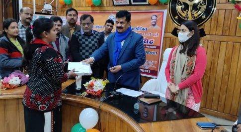 मेधावी छात्र-छात्राओं कोे मिली टैबलेट व चेक की सौगात सर्वोच्च स्थान प्राप्त करने वाले मेधावी हुए सम्मानित