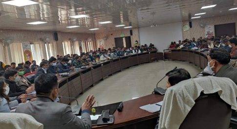 निर्वाचन सम्बन्धी व्यवस्थाओं के लिए अधिकारियों के साथ डीएम ने की बैठक