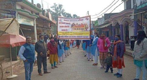 वोट डालने जाना है अपना फर्ज निभाना है। आधी रोटी खाना है वोट डालने जाना है