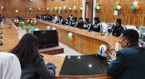 भ्रमण पर आये अधिकारियों को दी गयी विदाई