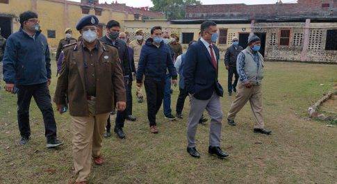 टीकाकरण कार्य का जायज़ा लेने जे.पी. इण्टर कालेज नानपारा पहुॅचे डीएम व एसएसपी