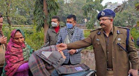 डीएम व एसएसपी ने किया सीएचसी पयागपुर का निरीक्षण टीकाकरण कार्य का लिया जायज़ा, लोगों से की मतदान करने की अपील 50 से अधिक ज़रूरतमन्द लोगों को बॉटे कम्बल