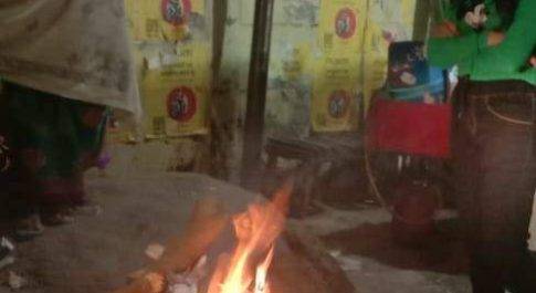 ठंड से बचने के लिये शहर भर में अलाव जलवा रहा अखिलेश दास फाउंडेशन