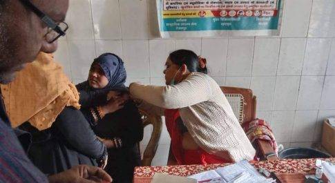 बिन मास्क कोरोना वैक्सीन लगा रही एएनएम, तेजवापुर के पीएचसी खैरा बाजार का मामला
