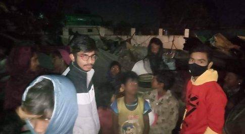 कपड़ा_बैक ने मलिन बस्तियों में ४५०कपड़े वितरित किए