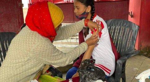 प्रांमिस लैण्ड इंटर कॉलेज में 65 बच्चों को कोरोना वैक्सीन लगायी गयी