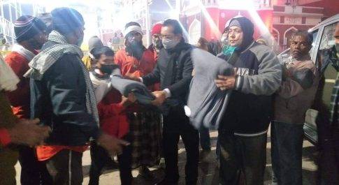 रेलवे कुलियों को अखिलेश दास फाउंडेशन ने कम्बल वितरण किया मानवीय संवेदना हमारी जड़ों में- विराज सागर दास