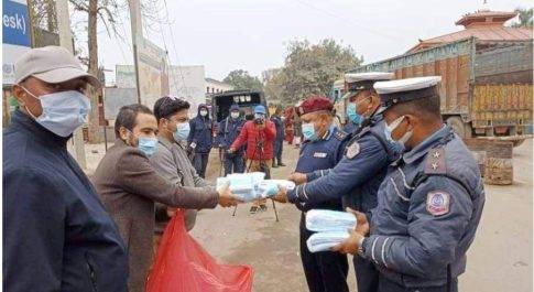 सिमा नाका मे एसपी ने खुद बांटा माक्स