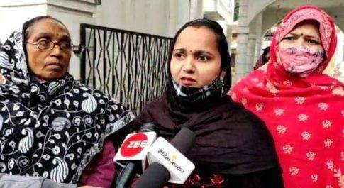 डीएम आफिस फरियाद लेकर पहुंची महिलाओ का समूह, मंत्री पर मढ़ी यह गम्भीर आरोप