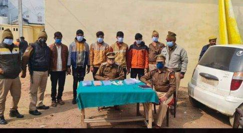 पुलिस के साथ हुई मुठभेड़ में शातिर अपराधी मो0 गुरफान को लगी गोली अपने 05 अन्य साथियों सहित गिरफ्तार कब्जे से चोरी की एक सेन्ट्रो कार, लूट का मोबाइल फोन व तमंचा कारतूस बरामद-