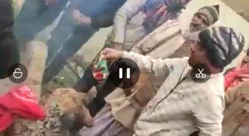 राजेश तिवारी  का टिकट कटने पर समर्थकों ने जलाया समाजवादी पार्टी का झंडा, लगाया अखिलेश यादव मुर्दाबाद  का नारा