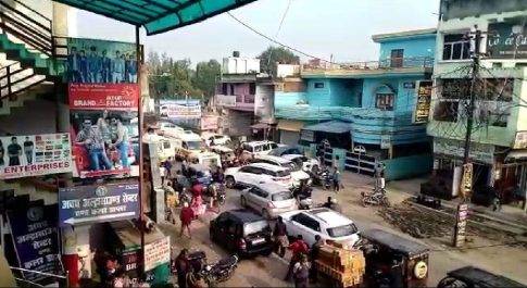 जाम के झाम में घण्टो फँसी रही एम्बुलेंस ,आमजन के चालान में जुटी यातायात टीम