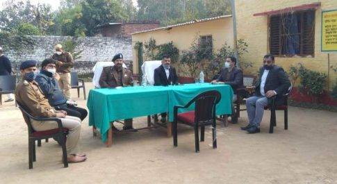 थाना मटेरा का डीएम व एसएसपी ने किया निरीक्षण डीएम ने धान क्रय केन्द्र का भी लिया जायज़ा