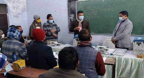 प्रशिक्षित किये गये पीठासीन व मतदान अधिकारी प्रथम