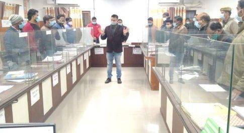 डीएम ने किया एकीकृत कोविड कमाण्ड सेन्टर का निरीक्षण
