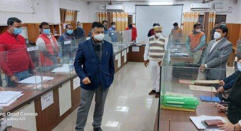 डीएम ने किया एकीकृत कोविड कमाण्ड सेन्टर का निरीक्षण