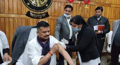 डीएम व एसएसपी ने बूस्टर डोज़ टीकाकरण अभियान का किया श्रीगणेश कलेक्ट्रेट सभागार में डीएम, एसएसपी व अन्य अधिकारियों ने ली बूस्टर डोज़