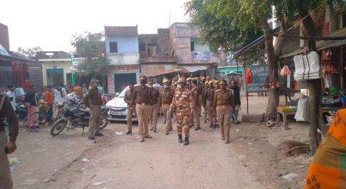 जौनपुर।पुलिस व जवानों ने फ्लैग मार्च कर लोगों को किया जागरूक प्रशासन की सख्ती का दिखाया असर।