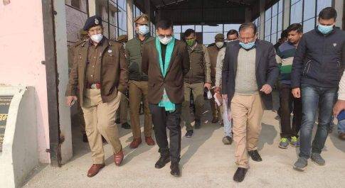 टीकाकरण कार्य का जायज़ा लेने सीएचसी कैसरगंज व फखरपुर पहुॅचे डीएम व एसएसपी