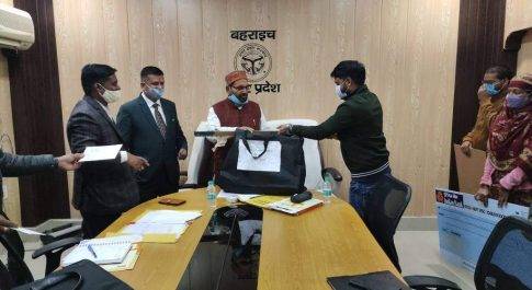 लाभार्थियों को वितरण किये गये डेमो चेक, स्वीकृति पत्र व टूलकिट
