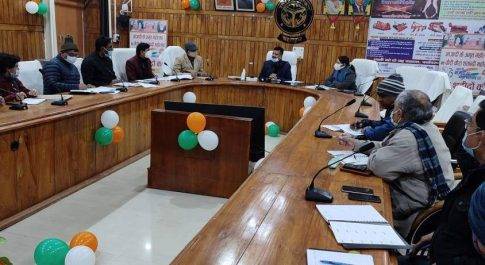 प्रतिदिन कम से कम पांच हजार टीकाकरण किया जाय : जिलाधिकारी