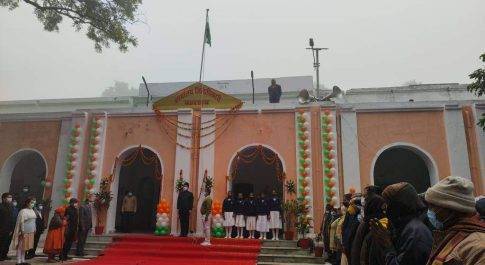 कलेक्ट्रेट में जिलाधिकारी डॉ दिनेश चन्द्र ने किया ध्वजारोहण