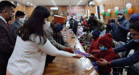 दृष्टि बाधित 60 परिषदीय छात्र-छात्राओं को मिली टाकिंग डिवाइस (टैबलेट) की सौगात शिक्षक की भूमिका निभायेगा टाकिंग डिवाइस